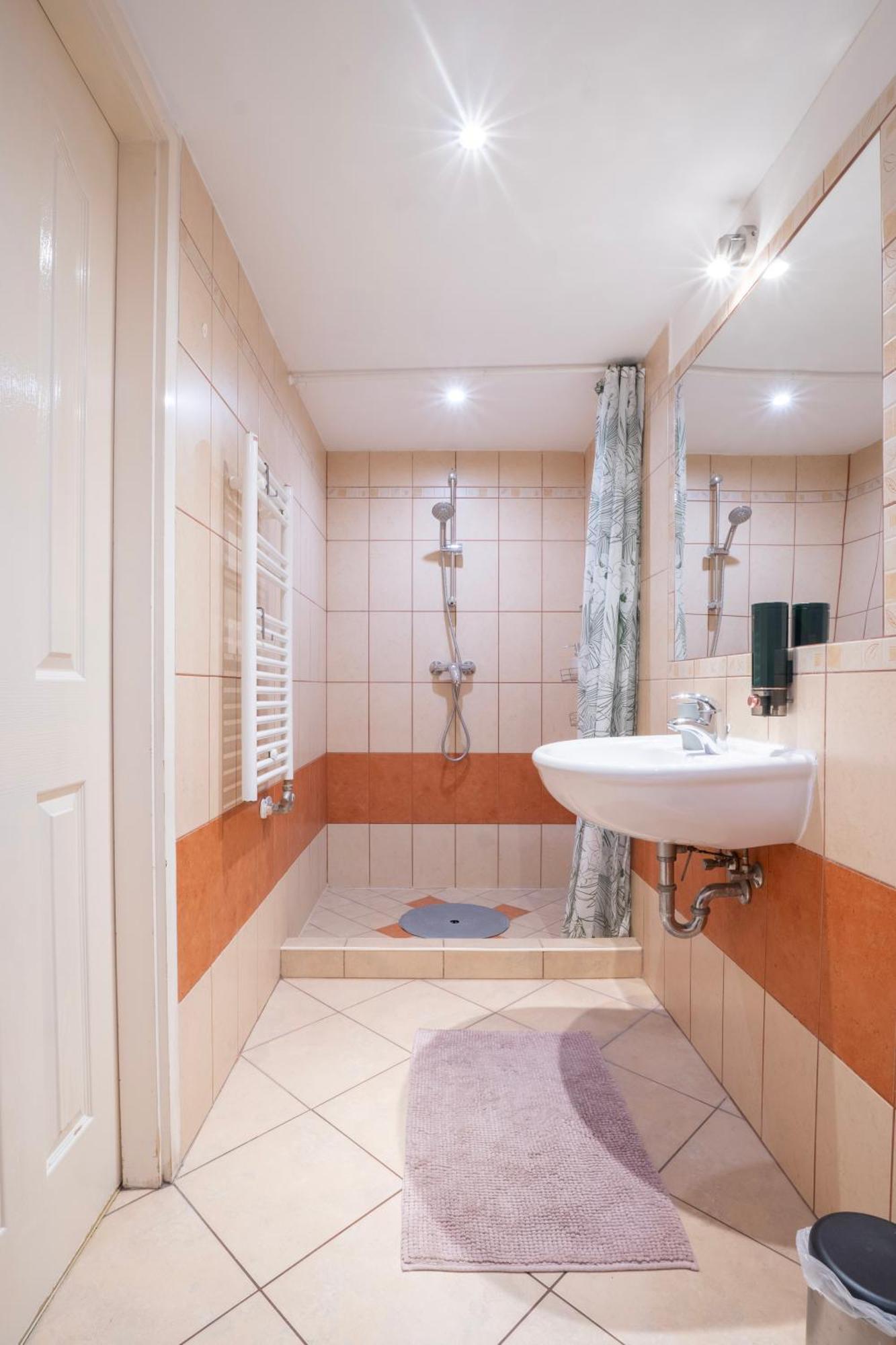 Cedar Inn Budapest - Palace District ภายนอก รูปภาพ